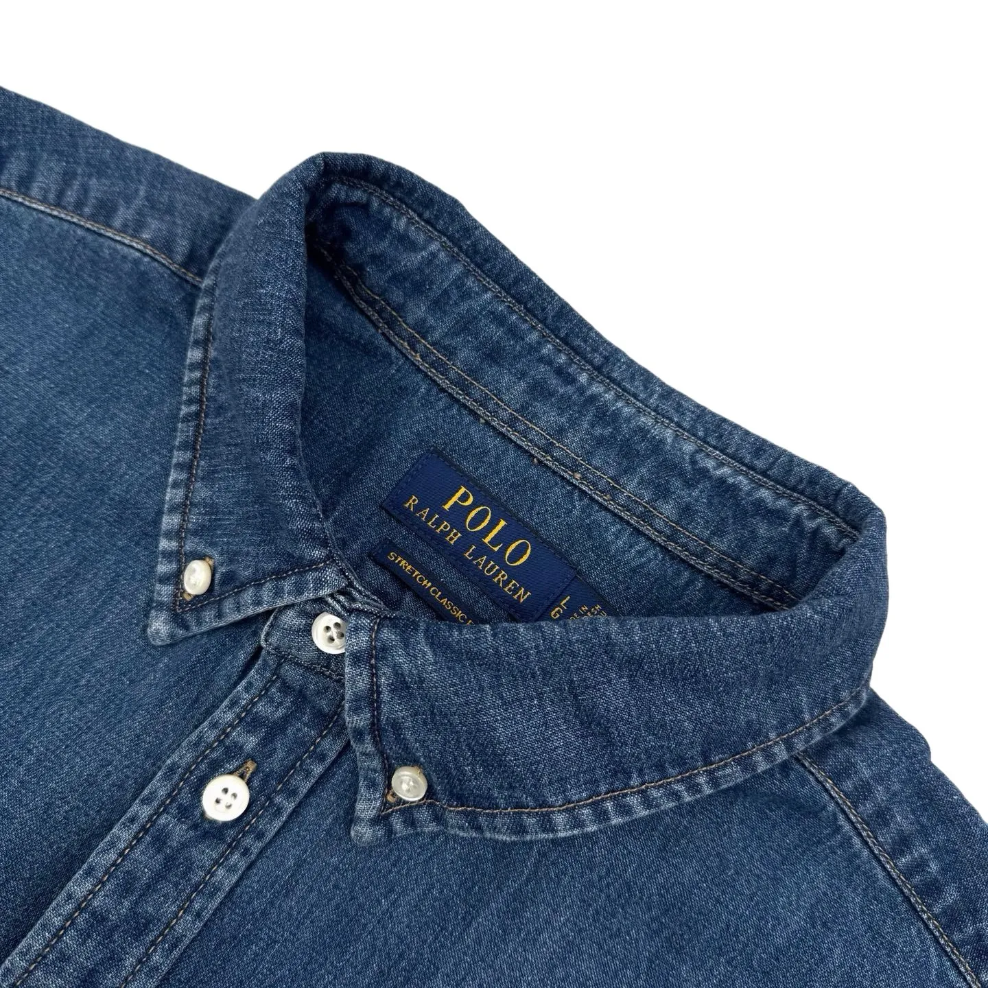 P430 Ralph Lauren colorful pony embroidered denim shirt. Original purchase and development for 1,790. The fabric is made of customized mellow thick-weave twill ring yarn denim. Soft and silky, comfortable and close to the skin. Mist indigo. A denim poem dyed with time. The exquisite colorful pony logo on the left chest jumps into indigo. It is highly recognizable. It has an atmosphere of freedom and vitality. Pure and agile color symphony. Deconstructed poetics of peak collar and placket. Create a lazy French atmosphere, even walking with a designed sense of calmness, using imported machine embroidery technology, using advanced computer control systems and precision mechanical components to achieve colorful pony embroidery operations with high precision, smooth and delicate lines, using multiple horse + sand scrubbing and using high-pressure spray guns to rub specific parts to achieve a local gradient effect, and then use frosting technology to create a unique texture pattern. The workmanship is extremely complex and time-consuming, using the washing and frying process. It is preferred to choose a special desizing agent, and then the fabric is soaked in it to be evenly sized. After desizing, it is finally rinsed. The workmanship is extremely complicated and the loss is high. Size:S-M-L-XL
